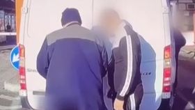 VIDEO Imagini scandaloase surprinse în Vama Nădlac. Un polițist ar fi primit „atenții” în plic din partea unui șofer